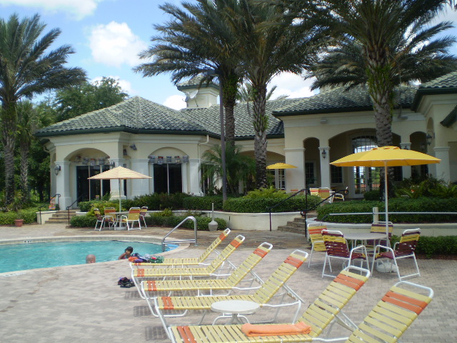 Condos for rent in the Disney World area - Pool Side